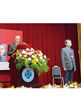 主任委員主持臺中榮總新任院長陳適安（右）布達典禮。（圖／輔導會）之照片