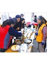 新北市榮服處於立冬當日，協請榮欣志工大姊烹煮客家鹹湯圓及薑母鴨等，邀請退舍榮民共享午餐。之照片