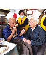 有眷獨居的92歲吳耀華伯伯（前左），向宜蘭縣榮服處帥處長（右）訴說生活的點點滴滴。之照片