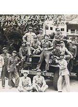 民國四十二年，運輸學校駕駛大隊三中隊第四班北投留影，于海雲為左一。（圖／于海雲）之照片