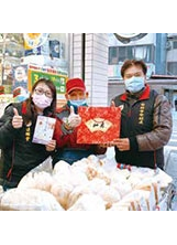 導員（右一）幫榮民王相伯伯賣完饅頭、大餅。之照片
