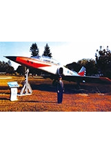作者曹戡回到漢翔公司，於軍機公園展示的自強號戰機前留影。（圖／曹戡）之照片