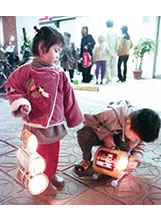 五○年代用奶粉罐製作的燈籠，如今成為懷舊童玩。（圖／聯合知識庫）之照片