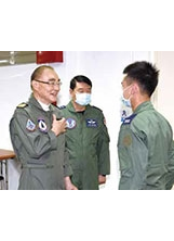 大鵬主委（左）由空軍司令熊厚基上將（中）陪同，在空軍志航基地，親切慰勉飛官。（圖／空軍司令部）之照片