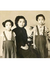 作者鍾依君（左）幼年和母親、姊姊相依為命。（圖／鍾依君）之照片