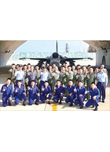 主任委員（第二排左四）受邀巡迴空軍基地座談，勗勉飛官周延飛安各項作為、強化空防戰力。之照片