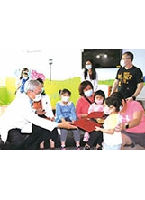 北榮副院長陳威明（左）在兒科門診親子區，與兒童共讀同樂。（圖／北榮）之照片