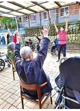 臺北榮家照服員帶領失智榮民運動健身。之照片