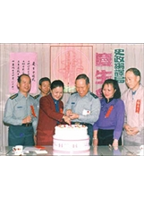 國防部史政編譯局張超然局長（右二）歡喜祝賀壽星生日快樂。（圖／許銘松）之照片