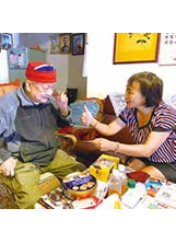 榮民陳伯伯（左）向池玉蘭處長（右）表示，曾擔任臺北市榮服處信義區服務員，處長稱讚他當年的服務熱忱及愛心。（圖／臺北市榮服處）之照片