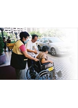 台北榮總十分重視無障礙設施之建設，圖為榮總志工為行動不便病患提供貼心服務。（台北榮總提供）之照片