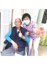 林秋惠（右）導入新的傷口照護技術，讓姜保林伯伯不再為舊創傷所苦，悠遊自在。之照片