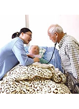 老爺爺第一次透過聽診器，聽到結縭六十三年老伴的心跳聲，激動不已。之照片