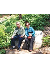 民國97年，作者謝迺岱的雙親回老家，坐在金龍路的石椅上（左圖），此照與42年前另一張照片（右圖）同一拍攝地點，留下珍貴的紀錄。（圖／謝迺岱）之照片