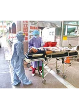 高榮醫護人員穿著防護衣為緊急病患進行篩檢，嚴防病毒。（圖／高雄榮總）之照片