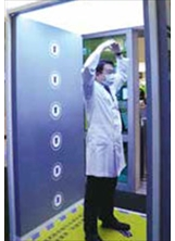 台達電捐贈北榮紫外線抑菌艙，由醫企部主任李偉強試用。（圖／臺北榮總）之照片