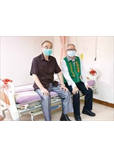 主任委員和吳景明董事長（右）試坐張榮發基金會捐贈的養護床，實際體驗住民使用養護床的感受。（圖／白河榮家）之照片