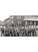 民國57年，作者吳世東（第二排左六）與31期土木系同學於中正理工學院之理學院大樓前集合。（圖／吳世東）之照片