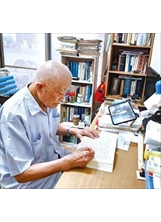 高雄榮家九十二歲的程澤民爺爺喜愛閱讀，房裡的書籍都是他的寶。（圖／高雄榮家）之照片