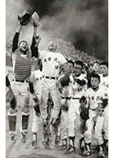 民國69年，榮工少棒隊接棒捧回威廉波特少棒賽冠軍，小球員在全場觀眾歡呼中雀躍。（記者張福興／攝影）之照片