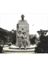 作者閔萬蓀（右）就讀國防醫學院時，與同學相約校園蔣公銅像前。（圖／閔萬蓀）之照片