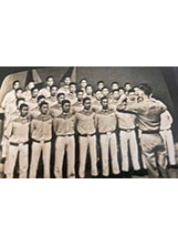 作者羅韙雄指揮士校合唱團在臺視「黃金時代」節目中演唱，突顯了軍校學生社團的活躍。（圖／羅韙雄）之照片