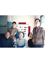 民國90年，作者伍新（右一）與母親（右二）、父親（右三）等人於美國洛杉磯老人公寓歡聚一堂。（圖／伍新）之照片