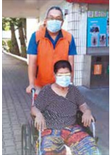 董家麟協助推輪椅，送服務對象就醫。（圖／臺東縣榮服處）之照片
