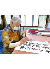 白河榮家91歲的高瑞芳奶奶，天天練字陶冶心靈。（圖／白河榮家）之照片