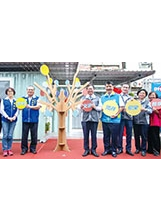 李董事長（右四）與桃園市長鄭文燦（右五）出席中華民國眷村資源中心揭牌儀式。之照片