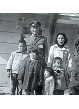 王勝仁（後左一）伉儷育有二子二女，民國60年，本文作者王慧美（前右二）尚年幼，徜徉於雙親和兄姊照顧的幸福家庭中。（圖／王慧美）之照片