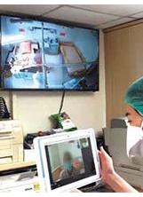 北榮醫護使用遠距行動醫療推車，以視訊三向溝通方式，向病患、家屬說明治療方向。（圖／北榮）之照片