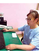鄒芳榆護理師不辭辛勞，利用空檔登打確診病患照護記錄。（圖／北榮桃園分院）之照片
