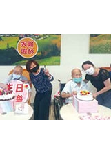 新竹榮家：鄧永興爺爺（左）在慶生會中歡喜吃蛋糕；彭天祥爺爺（右）則高歌「今朝有酒今朝醉」；兩位爺爺在歡笑聲中度過難忘的百歲壽辰。之照片