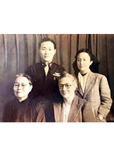 民國三十五年，金英（後左）與妻子張麗錦（後右）、妻子的姑母（前左）及教會修女（前右）於南京歡聚。（圖／金英）之照片