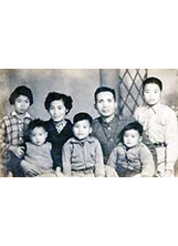作者譚遠雄（右）童年時，全家於春節共聚一堂。（圖／譚遠雄）之照片