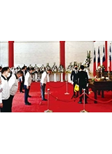 主任委員在臺北市軍人公墓忠烈祠，向歷年在臺亡故榮民靈位鞠躬，虔敬祝禱英靈永安。（圖／林建榮）之照片