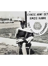 民國52年，王應泉赴美接受飛彈維修訓練，在美國飛彈訓練基地前翻閱《勝利之光》，雜誌封面印著先總統蔣公的照片。（圖／王建民）之照片