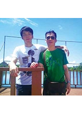 李峻淯（右）曾與李洋（左）三年前同遊古寧頭雙鯉湖，李峻淯希望兒子永遠保有金門人的骨氣。（圖／李峻淯）