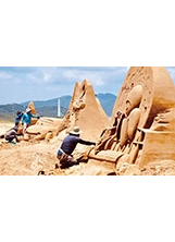 沙雕藝術家不畏豔陽，細心刻畫，工作精神令人敬佩。（圖／福容大飯店）之照片