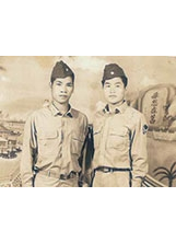 作者李火順（左）服役金門時，與同袍在山外留下永恆的回憶。（圖／李火順）之照片
