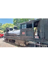「車庫園區」收藏許多已退役的蒸汽火車頭與車廂，讓人近距離觸摸與拍照。之照片