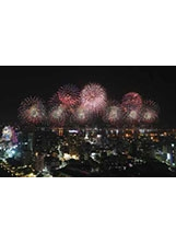 雙十國慶焰火在高雄港施放，燦爛輝煌，令人驚豔。之照片