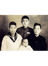 作者尤振海（中後）與父親尤竹平（右）、和父親同事孫叔（左），一起在陸軍大學印刷所共事。（圖／尤振海）之照片