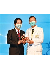 賴副總統（左）親頒獎座予北榮院長許惠恒，嘉許北榮抗疫的貢獻。（圖／林建榮）之照片