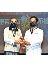 主委頒贈獎座予高榮院長林曜祥（右），獎勵防疫功勞。（圖／高榮）之照片
