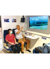 板橋榮家擬真數位懷舊列車，可讓長輩真實體驗搭火車的感覺，有助減緩認知退化。（圖／板橋榮家）之照片