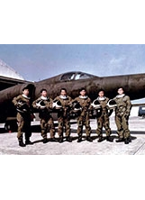 在U-2前，黑貓隊員（左起）錢柱、易志強、王濤、邱松州、魏誠、蔡盛雄等共同寫下空軍戰史上的一頁傳奇。（圖／疾風魅影—黑貓中隊）之照片