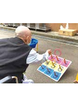 新竹榮家舉辦園遊會，安排長輩做遊戲，活動筋骨。（圖／新竹榮家）之照片