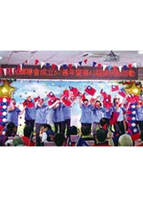 板橋榮家的慶祝活動，由女性住民長輩表演「國旗舞」，激起了與會人員高亢的愛國情緒。（圖／板橋榮家）之照片